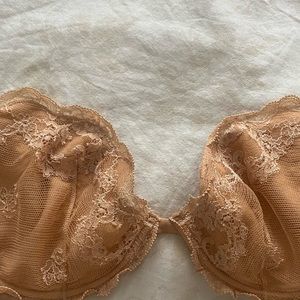 La Perla lightly padded 38C beautiful Italian lace bra. back hooks and eyes.